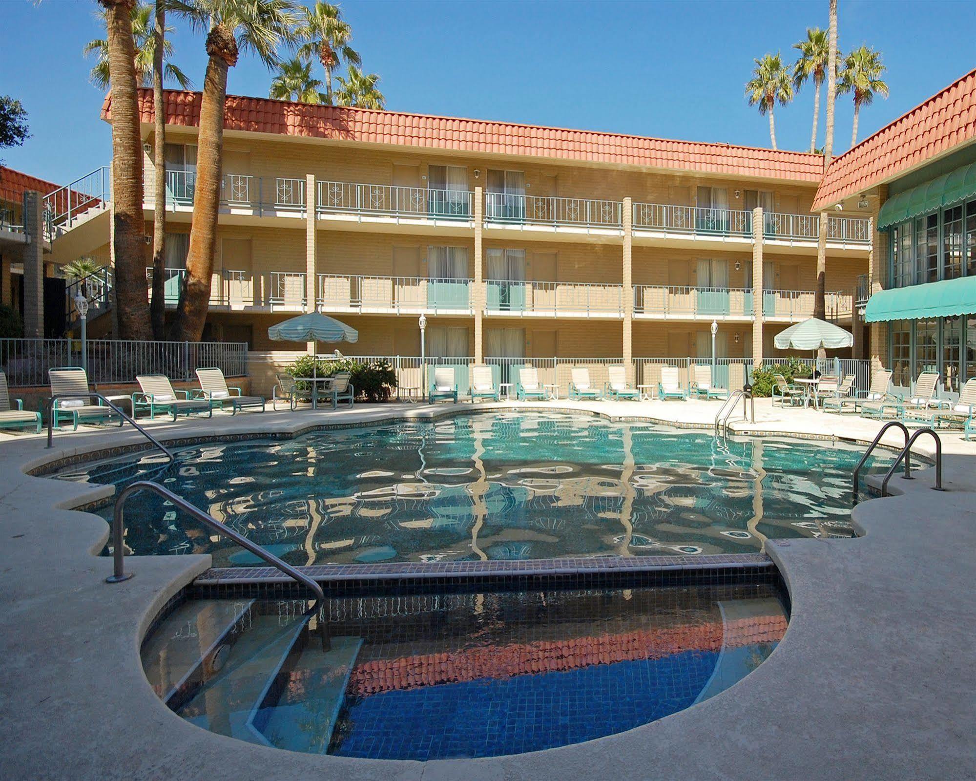 Hotel Ramada By Wyndham Tempe Near Asu Extérieur photo